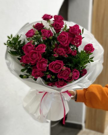 Букет из кустовых роз и писташи